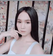 Ngọc Trinh mặc áo dài mà nhìn ma mị đến "lạnh cả người" bởi da trắng bóc,  tóc đen dài thẳng tưng