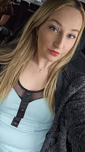 Deep down I want dark my hair n spray it gold but are don't have another  house to stay😭🤣🤣🤣🤣