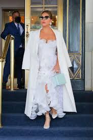 Jun 04, 2021 · ob zur weißen bluse, zum kurzen sommerrock oder als loungewear für zu hause: Mega Auftritt Lady Gaga Bezaubert Im Brautkleid Style Promiflash De