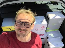 Unser Vertriebsmitarbeiter, Lars Petz, hat den Kofferraum voll beladen und  beliefert unsere Kunden Wien. Damit Sie am Wochenende nicht auf dem  trockenen sitzen.