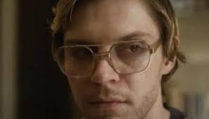 Les secrets d'Evan Peters : la raison inhabituelle d'être acteur, comment  il est devenu le tueur en série Jeffrey Dahmer et la romance mouvementée  avec Emma Roberts