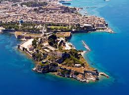 Το μπαρμπάτι, μια τοποθεσία 12 χιλιόμετρα από την κέρκυρα ήταν μέχρι πρόσφατα μια πετρώδης παραλία, αγαπημένη για τους κερκυραίους που έρχονταν για πικνίκ στους ελαιώνες τα σαββατοκύριακα, αλλά τώρα έχει μετατραπεί σε ένα ζωντανό θέρετρο, πολύ δημοφιλές για τους. Oi Kalyteres Paralies Ths Kerkyras