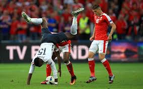 Pogba thực hiện cú chọc khe rất hay cho mbappe băng xuống, nhưng elvedi theo sát và che bóng vừa đủ để sommer băng ra. Pogba Shines As France Top Euro 2016 Group A Capital Sports