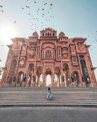 Dalam keterbukaan yang luas di sekitarnya. 7 Destinasi Wisata Paling Keren Di India Bak Negeri Dongeng