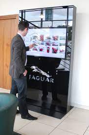 Totem Tactile 46 - Jaguar Land Rover - Show Room Virtuel By Seventh Media Lapplication Est Developpee Par Quantim Seventh Media - Seventh Hybrid Solutio