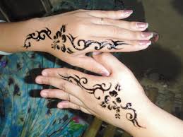 Check Out Simple Henna Tattoo On Hand Henna Is Traditionally Applied To The Hands And Feet Tattoo Design For Hand Hand Tattoos For Girls Simple Tribal Tattoos