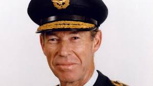 Former Defence Force chief Air Marshal David Crooks dies aged 90
