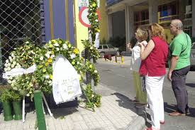 Κι όμως προχώρησε, χάνοντας αυτομάτως εκείνη τη στιγμή το μόνο «ηθικό πλεονέκτημα» που θεωρείτο από πολλούς ότι το σημείο όπου σκοτώθηκε ο θάνος αξαρλιάν κατά την απόπειρα δολοφονίας του ιωάννη παλαιοκρασσά από μέλη της 17 νοέμβρη το 1992 (απε μπε). 24xronia Apo Th Dolofonia Toy 8anoy A3arlian Apo Th 17n Eidhseis Nea To Bhma Online