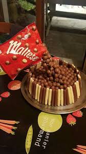 Gravity Cake Gateau Au Chocolat Avec Maltesers Et Finger Au Chocolat Blanc Et Noir Gateau Chocolat Chocolat Blanc Patisserie