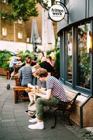 Frische Fritten Erhalten Die Freundschaft Frittenwerk Pommesmanufaktur Pommes Fritten Poutine Canadian Kanada Streetfood Fritten Imbiss Currywurst