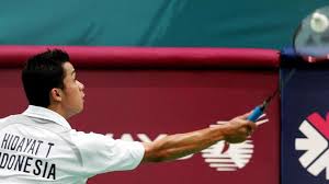 Aksi mengejutkan itu dilakukan pada pertandingan perempatfinal korea open 2019 bulan oktober lalu kala dirinya berhadapan dalam pertarungan dua set dengan tunggal putra nomor satu dunia, kento momota. Taufik Hidayat Raja Backhand Yang Melegenda