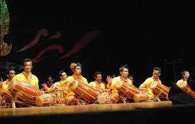 Tarian yang gerakannya menggabungkan unsur silat, wayang golek dan ketuk tilu ini diciptakan oleh seniman jawa barat, h. Tari Rampak Kendang Khas Budaya Sunda Sering Jalan