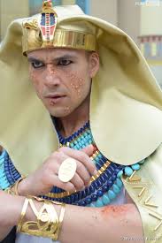 Assim como nadabe, tem a oportunidade de ver de perto a glória de deus, mas peca contra o senhor e é morto por ele. Novela Os Dez Mandamentos Ramses Sergio Marone E Egipcios Enlouquecem Com Sexta Praga Purebreak