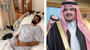 الأمير عبد العزيز بن فهد بن عبد العزيز آل سعود (15 أبريل 1973) هو الابن الأصغر من أبناء الملك فهد بن عبد العزيز آل سعود ، ووزير الدولة عضو مجلس الوزراء . Ø§Ù„Ø£Ù…ÙŠØ± Ø¹Ø¨Ø¯Ø§Ù„Ø¹Ø²ÙŠØ² Ø¨Ù† ÙÙ‡Ø¯ ÙŠØ±Ø§ÙÙ‚ Ø´Ø§Ø¨ ØªØ¹Ø±Ø¶ Ù„Ù„Ø¯Ù‡Ø³ Ø¯Ø§Ø®Ù„ Ø³ÙŠØ§Ø±Ø© Ø§Ù„Ø¥Ø³Ø¹Ø§Ù ÙˆÙŠØªÙƒÙÙ„ Ø¨Ø¹Ù„Ø§Ø¬Ù‡