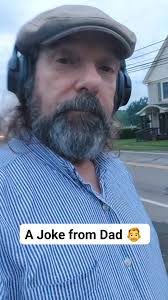 Lifting Weights 🫴 🏋️‍♀️ #cleanjokes #dadjokes