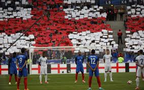 Le stade de france est le plus grand stade français avec 80 698 places en configuration football/rugby. Videos L Hommage Du Stade De France Aux Victimes Des Attentats En Angleterre Le Parisien