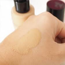 Inspired by the fine texture of charmeuse silk, luminous silk foundation corrects, unifies and perfects the complexion, creating an immediate translucent, radiant and flawless finish. Review Giorgio Armani Luminous Silk Foundation