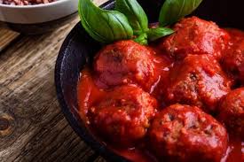 Scolate la pasta al dente e passatela in padella con il sugo. Costine Di Maiale Al Sugo Max Pi