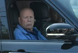 Bruce Willis faz rara aparição pública após diagnóstico de demência