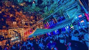 De belangrijkste winkelstraat van boedapest is váci utca. Nightlife Budapest These Are The Best Bars Clubs In Town