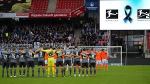 „heute zählt erst mal, dass wir nicht. Gedenkminute Fur Corona Opfer Vor Bundesligaspielen