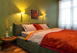 Gathering ideas for themed christmas trees. 20 Red And Green Bedroom Accents For A Festive Feel Home Design Lover