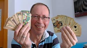 Hundert Kartenspiele: Mann aus dem westlichen Landkreis Augsburg teilt  seine Sammelleidenschaft
