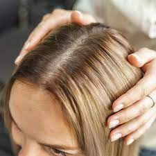 Aplicar un baño de color es muy fácil ya que no requiere de mucho tiempo para dejar reposar, en tan solo 10 minutos después del aplicado, puede enjuagarse con el champú y si tienes canas, en vez de un revelador puede usar agua oxigenada. Como Disimular Las Canas Trucos Al Instante Hogarmania