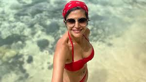 Mandira Bedi Is a Total Hottie as She Flaunts Her Hot Body in Red Bikini! |  👗 LatestLY