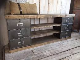 Un Meuble Tv Realise Avec Des Blocs De Tiroirs Metalliques Et Des Planches De Bois Meuble Tv Industriel Mobilier De Salon Meubles De Rangement