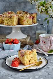 Dodaję do niego dużo owoców. Ciasto Drozdzowe Z Truskawkami I Rabarbarem Wersja Maslana Pysznie Czy Przepysznie