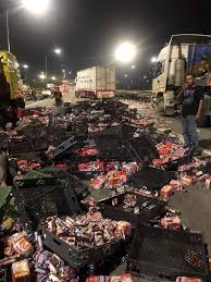 Pengeluaran roti gardenia sudah maksimum. Gardenia Delivery Lorry Crashes Bread Scattered Across Klia Highway Nestia