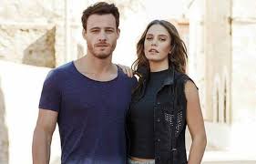 Serenay Sarikaya And Kerem Bursin S Marriage Contract Crisis Oyunculuk Unluler Iliskiler