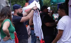 Camisetas de la Selección se venden entre 250 y 500 pesos en el Centro Histórico