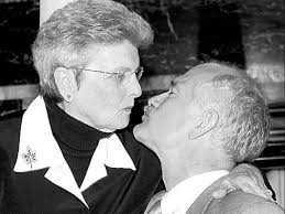 Layton's mom boosts leadership hopeful Topp