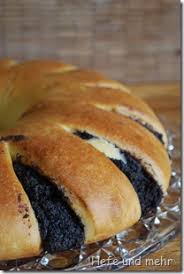 Zucker, salz, lauwarme milch und 70 g weiche butter zufügen und verkneten. Mohnkranz Hefe Und Mehr