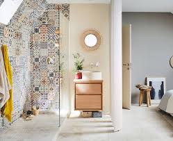 Apporter une touche coloree de maniere centralisee dans la salle de bains une. Carreaux De Ciment Dans La Salle De Bain 20 Idees Inspirantes Kozikaza