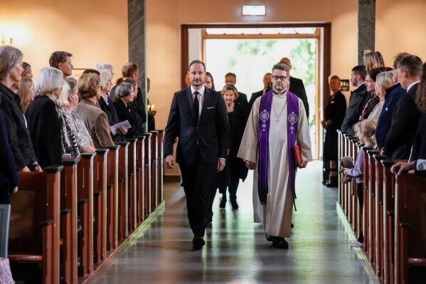Norwegians line up at churches for emotional memorials as country mourns King Harald V, who died at 89; funeral set for Wednesday
