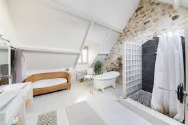 Si vous désirez poser une petite touche de modernité à votre salle de bain, il est évident que vous devez la rénover. Renovation Salle De Bain Guide Prix Au M2 Et Devis Illico Travaux