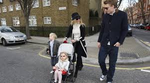 I det senaste avsnittet avslöjar stjärnparet att bendtners mormor påminner honom fortfarande om gamla flickvännen caroline fleming. Caroline Flemings Born Jubler Over Deres Nye Lillebror Billed Bladet