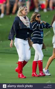 There had been some sort of car crash. 3 Oktober 2013 Tiger Woods Freundin Lindsey Vonn Links Und Nadine Moze Rechts Die Freundin Von Fred Couples Hochgehen Der 14 Spielbahn Wahrend Am Ersten Tag Von The Presidents Cup Im Muirfield