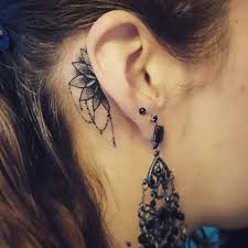 Voir plus d'idées sur le thème tatouage derriere oreille envie d'un tatouage rose femme ? Petit Tatouage Discret Femme Derriere Oreille Demi Mandala Tatouage Femme
