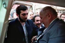 İlk ve orta öğrenimini sırasıyla diyarbakır ve i̇stanbul'da tamamladı. Mafyayla Icli Disli Akp Adina Her Saldirida Sahnede Metin Kulunk Kronos News Bagimsiz Haber Sitesi