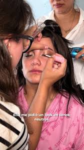 Mujer Maquilla A Niña