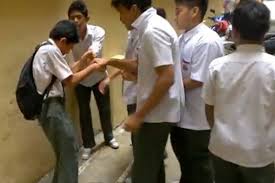Satu lagi video membabitkan kes buli murid di sebuah sekolah rendah di jalan langgar, alor setar tersebar sehingga menjadi viral di facebook sejak 2 januari 2015. Kes Buli Di Sekolah Pelajar Tingkatan 1 Dibantai Sehingga Separuh Mati Theasianparent Malaysia