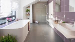 Bad Grosse Graue Bodenfliesen Lila Wandfliesen Badewanne Dusche Mit Glaskabine Doppelwaschbecken Spiegel Fenster Gardine Haus Badewanne Mit Dusche Badewanne