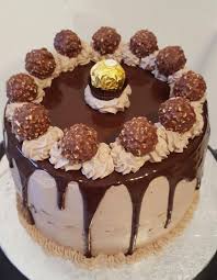 Les Layer Cake Ou Gateaux A Couches Sont Des Gateaux Tres Genereux A Etages On En Voit Fleurir Sur Le Gateau Ferrero Rocher Gateaux Et Desserts Idee Gateau