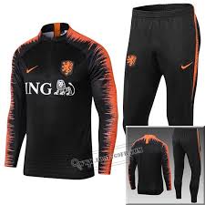 De l'autre côté est brodé le logo nike swoosh. Pin On Ropa Futbol