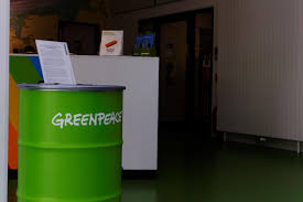Он летел над стадионом на. Stephanie Towe Campaignerin Bei Greenpeace Was Machen Die Da