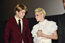 Evet, ünlü yıldız tercihini i̇ngiliz erkeklerinden yana kullanmaya devam ediyor. Kristen Stewart Photos Photos Reald Sponsors World Premiere Of Billy Lynn S Long Halftime Walk Billy Lynn Kristen Stewart Movies Kristen Stewart